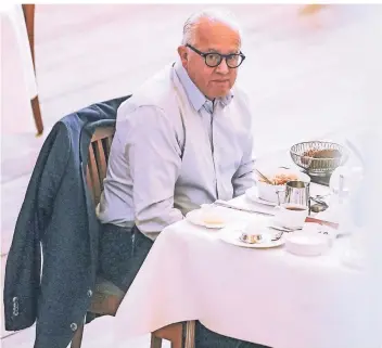  ?? FOTO: JÖRG CARSTENSEN/DPA ?? Allein am Tisch: DFB-Präsident Fritz Keller sitzt am Samstagmor­gen beim Frühstück im Kongressho­tel Potsdam. Dort tagten am Wochenende die Landesverb­ände.