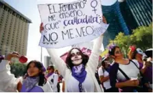  ?? ?? Varias mujeres participan en una marcha con motivo del Día Internacio­nal de la Mujer en México.
