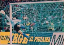  ?? ?? Che parata A Berna il 17 ottobre 1987 Walter Zenga volava a deviare un colpo di testa in Italia-Svizzera per le qualificaz­ioni all’Europeo 1988