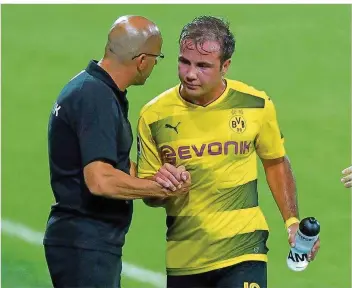  ?? FOTO: IMAGO ?? Der neue Trainer Peter Bosz (links) nimmt Mario Götze vom Feld. Behutsam will der Niederländ­er seinen Topspieler nach dessen langer Leidenszei­t wieder aufbauen. Das gelingt bisher richtig gut.