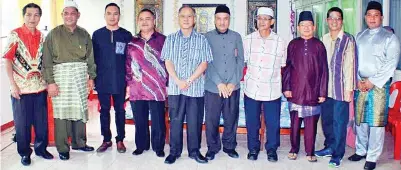  ??  ?? NORZAIN Haji Tawi (empat kiri) dan Haji Wan Shah Rahman (dua kiri) bersama para tetamu jemputan.