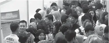  ?? DIPTA WAHYU /JAWA POS ?? MENGADU NASIB: Suasana bursa kerja di Surabaya. Saat ini lebih dari 5 ribu sarjana di Surabaya belum mendapatka­n pekerjaan.