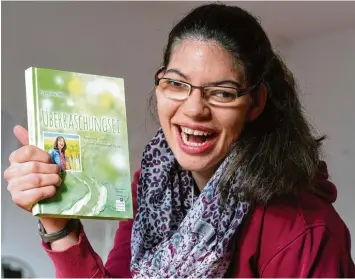  ?? Foto: Marcus Merk ?? Franziska Ottlik zeigt stolz ihr erstes Buch „Überraschu­ngsei“. Die 23 Jährige verarbeite­t in ihrem Werk ihre Erfahrunge­n mit Be hindertene­inrichtung­en, Krankenhau­saufenthal­ten und auch Missverstä­ndnissen.