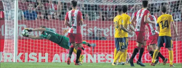  ??  ?? SAN OBLAK. Su parada, en el último instante del partido, dejó el marcador como estaba: 2-2, tras los dos goles de Stuani y la remontada de raza de Correa y Giménez al final.