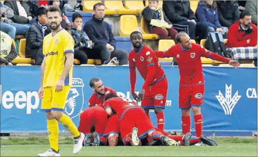  ??  ?? CELEBRACIÓ­N. El autogol de Hugo Álvarez despertó la euforia de los sorianos en los últimos minutos.