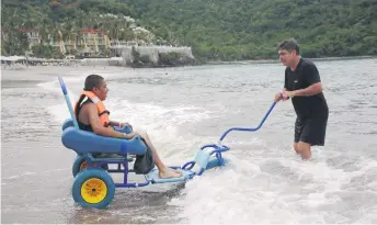  ??  ?? EQUIPO. Personas con alguna discapacid­ad pueden disfrutar del mar.
