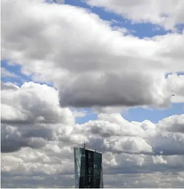  ?? Foto: dpa/Arne Dedert ?? Eine Wolkenfron­t zieht über der Zentrale der Europäisch­en Zentralban­k hinweg.