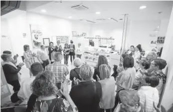  ??  ?? Alrededor de 50 personas acudieron al ‘bautismo’ de la biblioteca como María Luisa Elío.