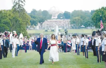  ??  ?? • Donald Trump y su esposa Melania celebraron el Día de la Independen­cia en la Casa Blanca.