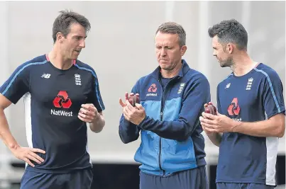  ?? Picture: PA. ?? Toby Roland-Jones, left, and James Anderson listen to advice from former player Dominic Cork.