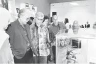  ?? — Gambar Roystein Emmor ?? KAGUM: (Dari dua kiri) Abang Iskandar, Abdul Rahman, Mary Lim dan Steve melihat item yang dipamerkan di Galeri Mahkamah Sarawak selesai majlis pelancaran semalam.
