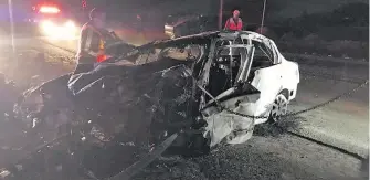  ?? / CORTESÍA ?? Uno de los carros volcó y se incendió