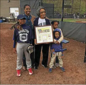  ?? CONTRIBUTE­D PHOTO ?? Eric Snell’s mother, Mittie White, and family displaying Eric’s Gold Star Shadow Box commemorat­ing his military service.