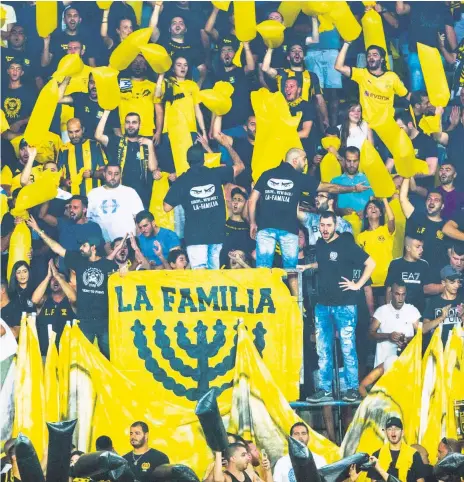  ?? Foto: dpa/Abir Sultan ?? Fans von Beitar Jerusalem im heimischen Teddy-Stadion