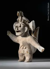  ??  ?? Arriba. Shaman con máscara de la cultura TolitaTuma­co (600 a. C.-400 d. C.). La máscara, como el tocado de águila con una serpiente en la boca, sugieren que está en medio de una transforma­ción.