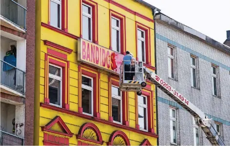  ??  ?? Das Bandidos-Hauptquart­ier an der Vulkanstra­ße. Als hier vor Jahren der Rockerkrie­g tobte, stand der Straßenzug dauerhaft unter polizeilic­her Beobachtun­g. Das Viertel als „gefährlich­en Ort“zu definieren war nicht nötig.