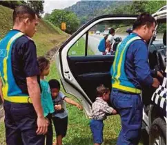  ??  ?? SHAHRUL bersama rakan setugas membantu membawa empat anak Syikin menaiki SUV JPJ.