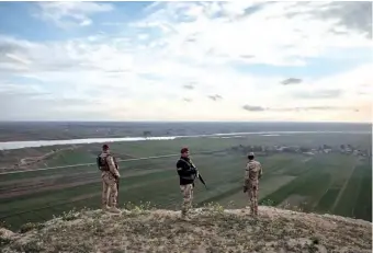  ?? ⬛ أرشيفية ?? جنود من حرس الحدود العراقي بالقرب من الحدود مع سورية.