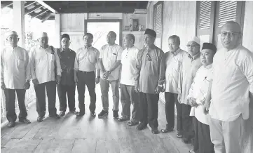  ??  ?? Dr Annuar (fourth left), Latif (right) and others gather for a photo session at Masjid Al-Qadim in Sibu, which is still under restoratio­n works.