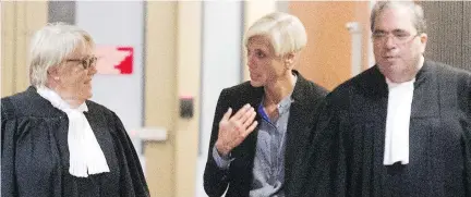  ?? PIERRE OBENDRAUF ?? Psychiatri­st Marie Frédérique Allard, centre, with lawyers, during morning break of the Richard Henry Bain murder trial on Thursday.