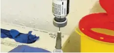  ?? Foto: Till Hofmann ?? Am 27. Dezember starteten die Corona‰Impfungen im Landkreis Günzburg im Kreis‰ altenheim in Burgau. Mit einer Spritze wird hier der Impfstoff von Biontech/Pfizer aus der Ampulle gezogen.
