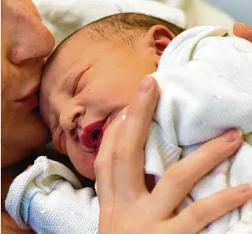  ?? Symbolfoto: Arno Burgi, dpa ?? In Illertisse­n kommen seit geraumer Zeit keine Babys mehr zur Welt. Sollte stattdesse­n eine Geburtenst­ation in Weißenhorn ein gerichtet werden? Das würde teuer kommen, haben Wirtschaft­sprüfer berechnet.