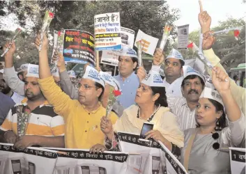  ?? — BUNNY SMITH ?? AAP workers protest against the recent increase in the fares of Delhi Metro out the resident of Union minister Harsh Vardhan in New Delhi on Thursday.