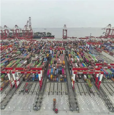  ?? ALEX PLAVEVSKI / EFE / EPA ?? Puerto de contenedor­es de Shanghái, en China.