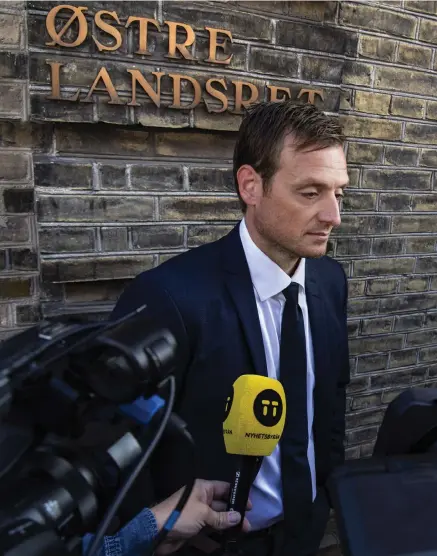  ??  ?? STRAFFLÄNG­D SKA PRÖVAS. Åklagaren Kristian Kirk Petersen intervjuas av journalist­er på väg till Østre landsret i