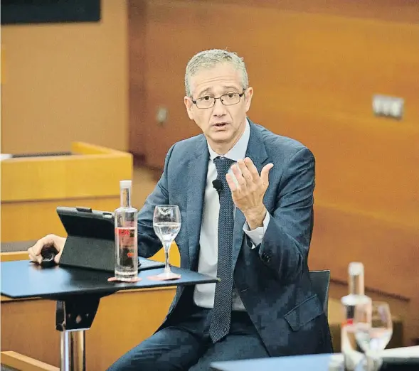  ??  ?? El governador del Banc d’Espanya, Pablo Hernández de Cos, en la seva conferènci­a a l’IESE, a Barcelona