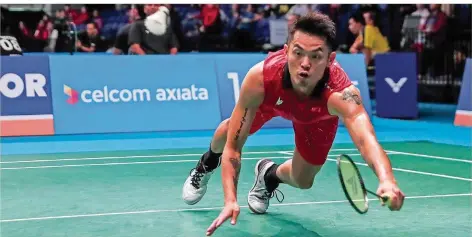  ?? FOTO: XINHUA/IMAGO ?? Ein Badminton-Akrobat im Tiefflug: Wenn der Chinese Lin Dan auf dem Feld steht, geht es in der Regel immer spektakulä­r zur Sache.