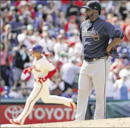  ?? MATT SLOCUM / ASSOCIATED PRESS ?? Reliever Arodys Vizcaino gives up one of three straight home runs the Braves bullpen was tagged with in the eighth inning, spoiling a fine effort by starting pitcher Mike Foltynewic­z.