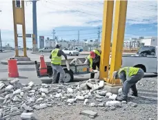  ??  ?? Personal De Servicios Públicos se encargó ayer de retirar el escombro