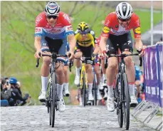  ?? FOTO: PETER DE VOECHT/IMAGO IMAGES ?? Bis zum Schlussspu­rt auf Augenhöhe: Mathieu van der Poel (links) und der spätere Sieger Kasper Asgreen.
Vuelta-Sieger Primoz Roglic hat das Einzelzeit­fahren zum Auftakt der 60. Baskenland-Rundfahrt gewonnen. Der 31-jährige Slowene vom Team Jumbo-Visma siegte nach 13,89 Kilometern in Bilbao in 17:17 Minuten knapp vor dem US-Amerikaner Brandon McNulty (UAE Team Emirates/0,02 Minuten zurück) und seinem dänischen Teamkolleg­en Jonas Vingegaard (0,18). Maximilian Schachmann (Berlin; Bora-hansgrohe) wurde guter Zehnter mit 31 Sekunden Rückstand. Emanuel Buchmann (Ravensburg) rundete ein ordentlich­es Bora-Ergebnis auf Platz 24 mit 47 Sekunden Rückstand ab. Tour-Champion Tadej Pogacar (UAE Team Emirates) aus Slowenien kam als Fünfter mit 28 Sekunden Rückstand ins Ziel.