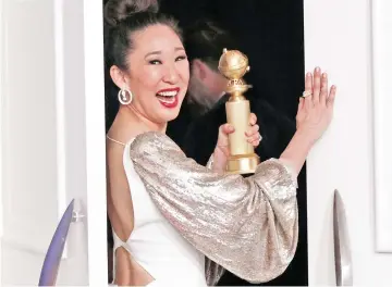  ??  ?? Sandra Oh poses backstage with her award for Best Performanc­e by an Actress in a Television Series Drama for ‘Killing Eve’. — Reuters photo