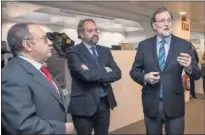  ??  ?? Alfredo Relaño y Juan Cantón atienden a Mariano Rajoy.
