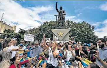  ??  ?? Opositores. La esposa de Leopoldo López, Lilian Tintori, recibe a un grupo de personas del estado de Lara.