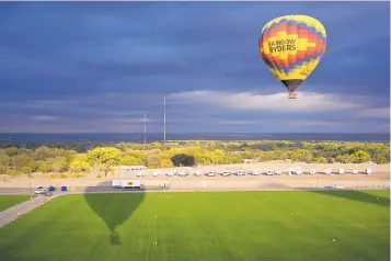  ?? MARLA BROSE/JOURNAL ?? A Rainbow Ryders hot air balloon returns to Balloon Fiesta Park after a flight.