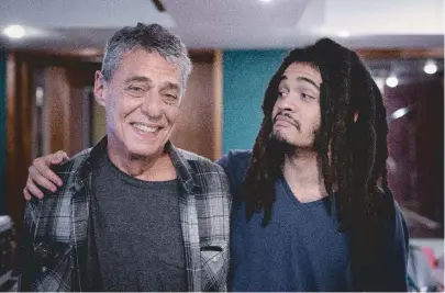  ??  ?? Chico Buarque ao lado do neto, Chico Brown, 21, filho de Carlinhos Brown que assina Massarandu­pió