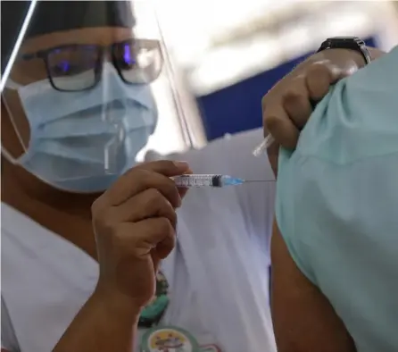  ?? MAYELA LÓPEZ ?? La vacunación contra la covid-19 se realizará a lo largo del 2021, según la disponibil­idad de las dosis inyectable­s. Aquí, una foto ilustrativ­a de una campaña de vacunación contra la influenza.