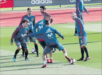  ?? FOTO: EFE ?? Odriozola participa en un rondo junto a Rodrigo, Thiago e Iniesta entre otros