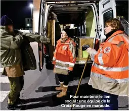  ??  ?? Pour maintenir le lien social : une équipe de la Croix-Rouge en maraude.