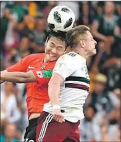  ?? Joe Klamar AFP/Getty Images ?? SOUTH KOREA’S Kim Young-gwon battles with Javier Hernandez, who scored Mexico’s second goal.