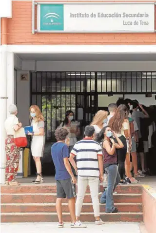 ?? MANUEL GÓMEZ ?? Alumnos en la puerta del instituto Luca de Tena de Sevilla
