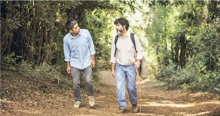  ?? FOTO: CATALEJO. ?? Andrew Bargsted como Tano y Francisco Pérez-Bannen en el rol de su padre en una escena de Mala junta (2016), filmada en Mariquina, en la Región de los Ríos.