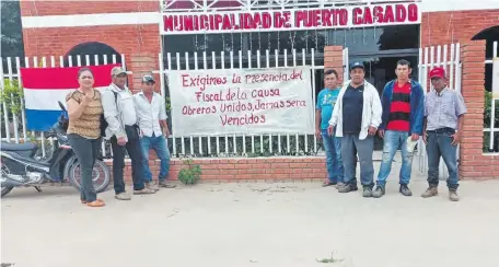  ?? ?? Funcionari­os, proveedore­s y hasta concejales se manifestar­on contra el denunciado intendente de Puerto Casado.