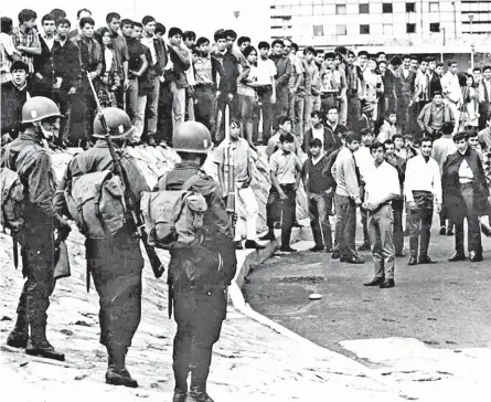  ??  ?? Soldados y estudiante­s en la Ciudad de México, 30 de agosto de 1968