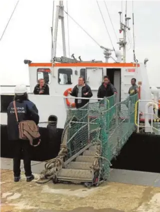  ?? ABC ?? Una médico de Sanidad Exterior interviene ante la llegada de un barco