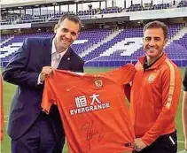  ??  ?? Austrias AGVorstand Markus Kraetschme­r ( li.) begrüßte Fabio Cannavaro mit dessen chinesisch­em Klub Guangzhou Evergrande in der neuen GeneraliAr­ena.