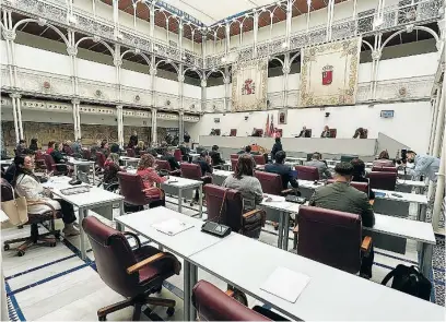  ?? LA RAZÓN ?? Imagen panorámica de la Asamblea Regional durante la celebració­n ayer del pleno parlamenta­rio